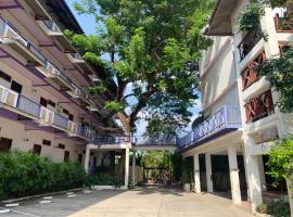 โรงแรมบ้านแก้ว เรือนขวัญ, hotel with parking in Si Sa Ket