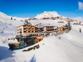 Hotel Goldener Berg, hotel with hot tubs in Lech am Arlberg
