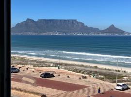 Beachfront Apartment with Amazing Views on Kite Surfing Beach, hotell i Cape Town