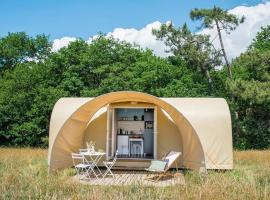 AIRE NATURELLE CAMPING LA LOIRE FLEURIE, hotel en Le Perrier