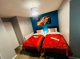 Guest house with private rooms and shared bathroom near Luton and Dunstable Hospital and Leagrave Train Stn