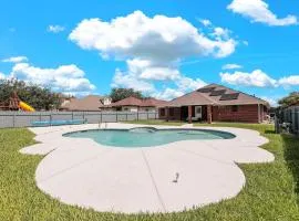 Spacious & Central Pool Home By McAuliffe Park