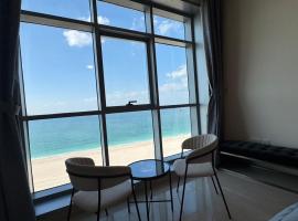 SeaView Beachfront with pool,sauna,jacuzzi,gym,cafe, khách sạn có bồn tắm nóng ở Ajman