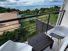 Walk to the BEACH Cozy Condo in Marisule with pool, hotel v destinaci Gros Islet
