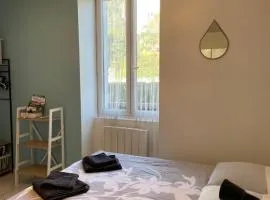 Petit studio avec parking, très bien équipé proche des Thermes et du centre ville Nouvelle literie