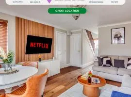 Shenley House - Close to City Centre - Driveway Parking, Self-Check-In, Workspace, Fast WiFi and Smart TV by Yoko Property