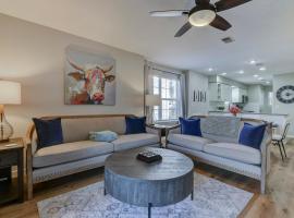 Luxurious Condo at Holiday Hills Resort - Beautifully Updated and Affordable - Family Amenities - No Steps, Hotel in Branson
