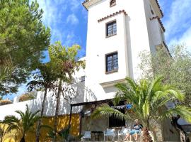 Castle Tower apartment BERNARD in rural holiday park, khách sạn ở Tolox