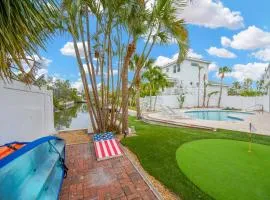 Home ON Key with pool, hot tub, putting green, arcade games, bike & mins to beach!