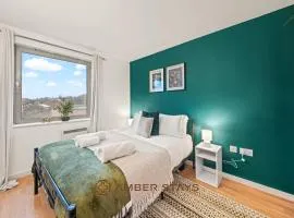 Modern 2 Bed Apartment in Greenwich, Perfect for Business & Contractors with Free Parking!