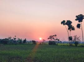 Rhino Land family Home Stay chitwan with garden, hotel v destinaci Chitwan