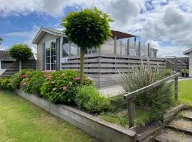 Chalet Makkum C99B met prive gelegen tuin aan het water