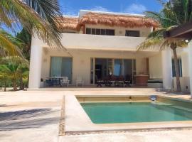 Kastelorizo Private Beachfront house, hotel v destinaci Chicxulub