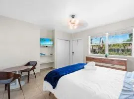 Lake Worth Getaway- Cozy Studio - Pool