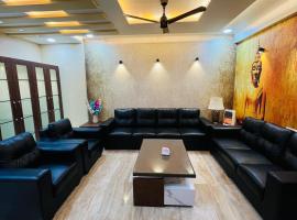 The Charming Retreat 2BHK Service Apartment with Swimming Pool、ラクナウのゴルフ場併設ホテル