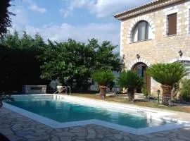 Ann's House-Under the shadow of a castle with pool and view