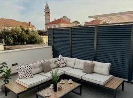 Dawn & Dusk - Modern Two Bedroom Apartment with Mountain Views