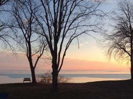 Quiet Lake View Firepit, Deck, BBQ, 3 Winery Walk, hotel in Essex