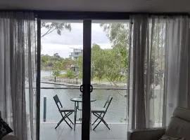 Marina View Apartment on the Maribyrnong River, Melbourne
