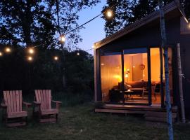 Tiny house met priv&eacute; hottub, миниатюрна къща в Vledder
