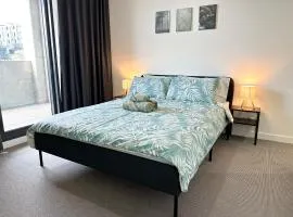 Modern quiet two bedroom apt in Canberra City
