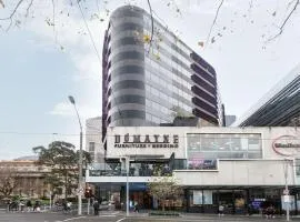 Swanston's Urban Duo - Interconnected Apartments with Pool