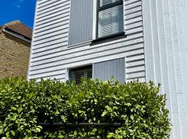 4 The Salt Yard, Whitstable - free parking, centre of town, 2 min walk to beach, hytte i Whitstable