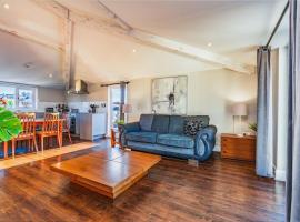 Victorian studio w/ 65" TV & Juliet balcony, hotel in Bristol