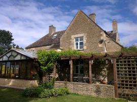 Beautiful Cotswold Farmhouse set in 50 acres, hotel com banheiras de hidromassagem em Lechlade
