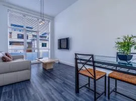 Harbour-View 2-Bed Serviced Apartment with Parking