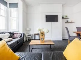 Bright & Spacious 2BR Near Westcliff Beach & High St by Everhome Ltd