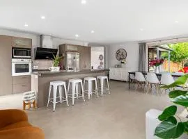 A Beach Hive at Papamoa Beach - 4 bedrooms