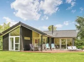Three-Bedroom Holiday Home In Dronningmolle