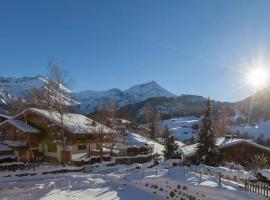 Stunning Modern Chalet with Indoor Pool and Spa, hotel en Lauenen