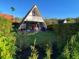 Grutto I Bungalow met Gezellige Tuin, hotel in Zwiggelte