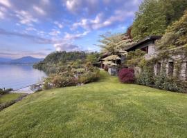 Classic, elegant private villa opposite lake, hotel v destinaci Ispra