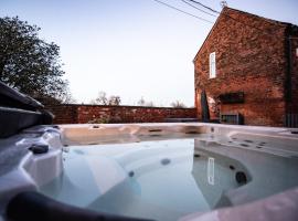 Luxury Cheshire Farmhouse Sleeps 12+, hotel i Crewe