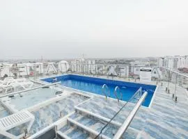 Luxe apartment with rooftop pool near the airport