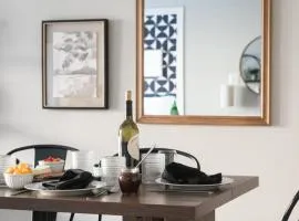 Modern Oasis Sleeps 7 with King Bed in Prime Location