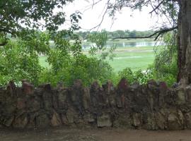 Nyime Safari Lodge Campsite, готель з парковкою у місті Divundu