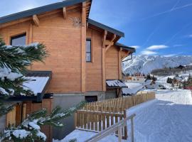 Chalet la petite ourse 110 m2 plein centre, hotel in Villarembert