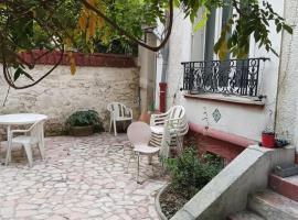 Jardin mini maison, hotel in Saint-Ouen