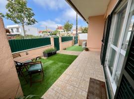 Housing Floor with private yard, hotel in São Domingos de Rana