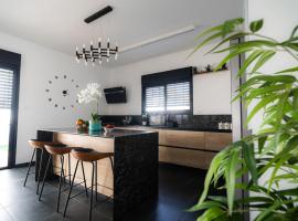 סויטת החורש, hotel na may pool sa Shlomi