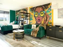 PopArt Studio CITY CENTRE SAUNA BALCONY, PRIVATE PARKING, WIFI NETFLIX- HAVEN4u