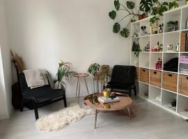 Bright White Studio Flat & easy access to London, hôtel à Norwood