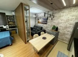 Studio completo e bem localizado