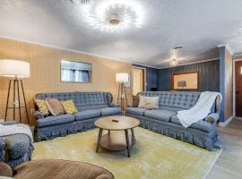 Retro! - 4BR Near Sav Airport