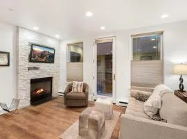 3 Bedroom 3 Bathroom Walking distance to the Gondola