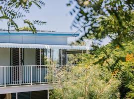 Sharon - Pet Friendly Beach Cottage in Town, hotel em Yamba